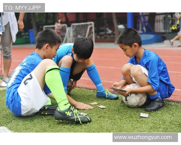 《脚踩单车踢足球 足球球星的精彩跨界与运动融合之路》